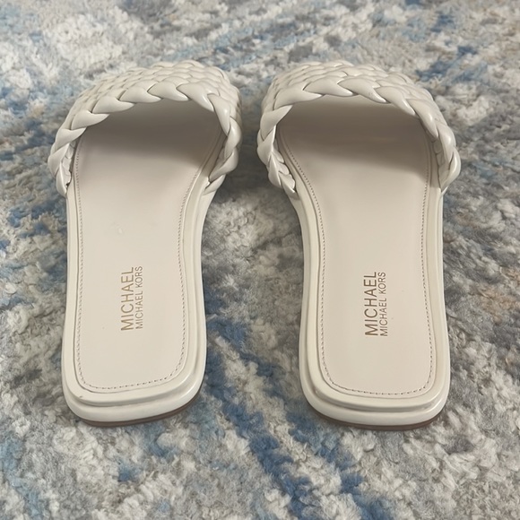 Michael Kors Cream slide sandal. Size 6.5. Like New - Picture 5 of 8